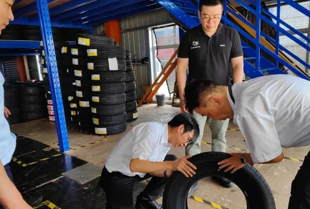 住友橡膠(湖南)有限公司總經(jīng)理南伸明先生、品質(zhì)保障部總監(jiān)田加華先生，鄧祿普輪胎銷售有限公司總經(jīng)理宮川義宏先生、副總經(jīng)理宗潘江先生、系統(tǒng)運(yùn)營(yíng)部總監(jiān)孫世浩先生、大區(qū)銷售經(jīng)理尤繼冰先生一行，于近日訪問(wèn)了利得公司，共同探討行業(yè)的發(fā)展趨勢(shì)并商討行業(yè)發(fā)展策略。