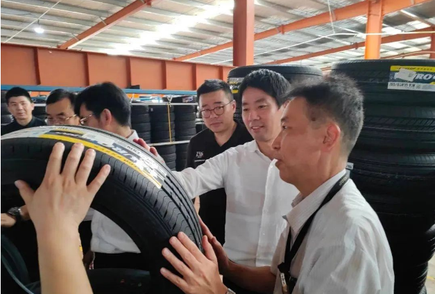 在利得集團(tuán)總裁熊衍國(guó)先生、天黎集團(tuán)輪胎事業(yè)部總經(jīng)理梅煬先生的陪同下，一同參觀了利得物流小藍(lán)總倉(cāng)。他們深入了解和剖析了各個(gè)品牌的產(chǎn)品，并通過(guò)現(xiàn)場(chǎng)對(duì)比研究了鄧祿普輪胎產(chǎn)品的提升空間。
