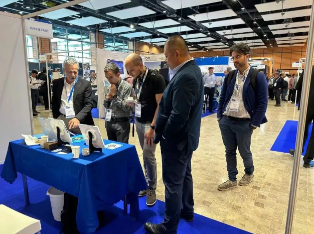 據(jù)了解，漢纜股份在會議期間成功中標了意大利國家電力公司220kV高壓陸纜項目。作為歐洲最大的綜合能源公司之一，該公司的業(yè)務范圍涵蓋歐洲、美洲和非洲。這次中標對于漢纜股份來說具有重要的戰(zhàn)略意義，證明了該公司不僅能將高壓電纜遠銷發(fā)達國家市場如新加坡、美國和澳大利亞，而且在引領世界電纜行業(yè)發(fā)展的歐洲大陸也得到了認可，進一步鞏固了漢纜股份在高壓電纜領域的卓越實力。