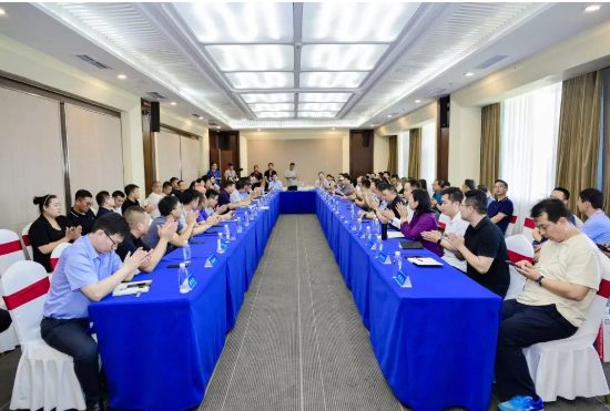 涂料行業(yè)綠色工業(yè)涂料涂裝對接交流會在山東郯城成功召開。本次交流會的主題是"低碳環(huán)保，綠色涂裝在行動"，旨在搭建一個全產(chǎn)業(yè)鏈供需平臺，匯集涂料原材料生產(chǎn)企業(yè)、涂料成品企業(yè)、涂裝企業(yè)、下游機械制造企業(yè)以及化工園區(qū)等各方代表，共同商討合作機會，促進交流。