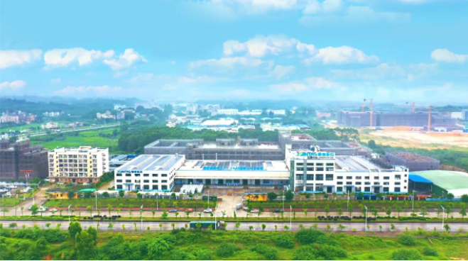 在軌道交通領(lǐng)域，中國的動車和高鐵設(shè)計時速超過300公里/小時，面臨著巨大的風(fēng)阻沖擊。此外，中國的鐵路線路長度較長，常常需要應(yīng)對高寒、高濕熱和高風(fēng)沙等惡劣環(huán)境。在這樣的運(yùn)行條件下，涂層容易早期劣化。集泰股份針對這一問題，推出了適用于軌道交通車體的水性復(fù)合涂層體系產(chǎn)品，并通過了中鐵檢驗(yàn)認(rèn)證。該產(chǎn)品體系具有高耐候、高耐蝕、高機(jī)械強(qiáng)度、耐火阻燃和綠色環(huán)保等優(yōu)點(diǎn)。