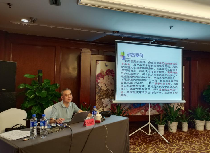 市應(yīng)急管理局李振湖二級(jí)調(diào)研員作了題為《吸取事故教訓(xùn)，做好安全防范工作》的專題授課。他從近年來全國(guó)發(fā)生的典型安全事故案例入手，生動(dòng)地講解了企業(yè)如何落實(shí)安全責(zé)任，并重點(diǎn)解讀了今年市應(yīng)急管理局的幾項(xiàng)安全行動(dòng)。參訓(xùn)人員通過他的講解，進(jìn)一步了解到安全生產(chǎn)的重要性和嚴(yán)峻性，切實(shí)承擔(dān)起責(zé)任，做好“防風(fēng)險(xiǎn)、保安全、迎亞運(yùn)”等各項(xiàng)工作。