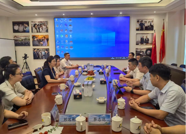 近日，黑龍江省佳木斯市向陽區(qū)委副書記、區(qū)長王威率領(lǐng)代表團(tuán)一行到海安橡膠集團(tuán)考察。此次考察旨在加深雙方交流合作，探尋在對俄貿(mào)易和農(nóng)機(jī)裝備產(chǎn)業(yè)制造等領(lǐng)域的合作機(jī)會。