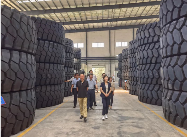 據(jù)了解，海安橡膠作為國內(nèi)全鋼巨胎領(lǐng)域的領(lǐng)導(dǎo)者，總部位于福建莆田仙游經(jīng)濟(jì)開發(fā)區(qū)，具備獨(dú)立研發(fā)和制造全鋼巨型工程子午線輪胎的能力。