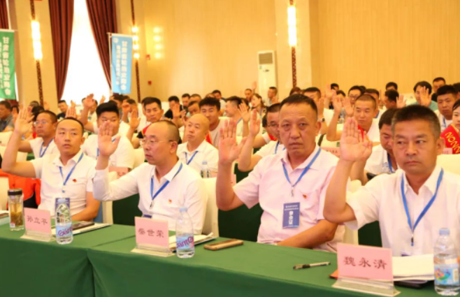 現(xiàn)場(chǎng)全體會(huì)員對(duì)于冉平同志所做第三屆工作報(bào)告、魏永清同志所做章程修改說明、龔大亮同志所做第三屆財(cái)務(wù)審計(jì)決算報(bào)告、蘇青凌同志所做的商會(huì)財(cái)務(wù)管理和會(huì)費(fèi)繳納辦法，全票通過。