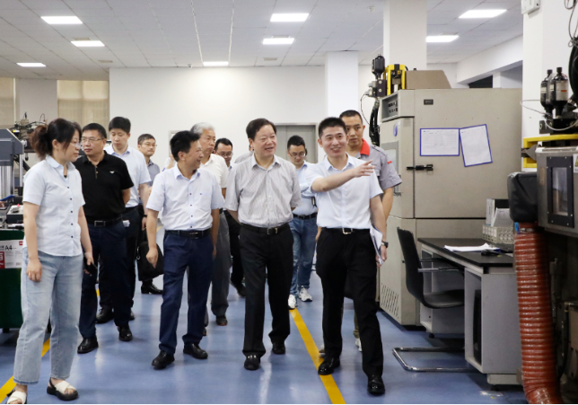 在考察中，陳主席一行參觀了建新的試驗中心，仔細(xì)觀摩了密封條開關(guān)門疲勞玻璃升降試驗、金屬表面防腐蝕交變試驗、減振件的疲勞耐久試驗、NVH試驗等各種試驗設(shè)備。他詳細(xì)了解了試驗設(shè)備的要求和研發(fā)試驗驗證的情況。據(jù)了解，建新試驗中心通過了CNAS試驗室認(rèn)可，具備對產(chǎn)品的檢測、鑒定、驗證能力，為企業(yè)的產(chǎn)品研發(fā)、生產(chǎn)制造和品質(zhì)性能提供了強有力的保障。