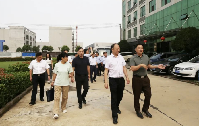 啟利漆董事長張青與經(jīng)營團(tuán)隊一同陪同了此次調(diào)研活動