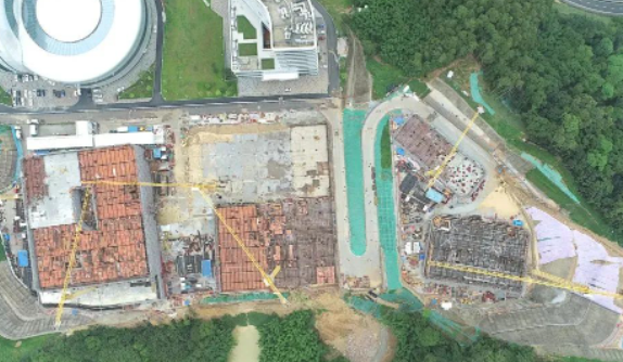 航空輪胎大科學(xué)中心項(xiàng)目二期正如火如荼地進(jìn)行著。位于一期航空胎大科學(xué)裝置啟動(dòng)區(qū)內(nèi)的這個(gè)項(xiàng)目，目前正加緊施工，主體結(jié)構(gòu)的建設(shè)工作正在緊鑼密鼓地進(jìn)行中。