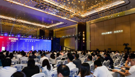 "2023年度涂料行業(yè)高峰論壇&防水行業(yè)高峰論壇暨品牌盛會"在上海舉行，來自全國各地的涂料和防水企業(yè)、渠道經(jīng)銷商、下游用戶企業(yè)以及國家和地方相關協(xié)會領導齊聚一堂。本次論壇以"聚勢 智遠"為主題，旨在共同探討涂料和防水行業(yè)的發(fā)展現(xiàn)狀，并探索品牌建設的核心力量。