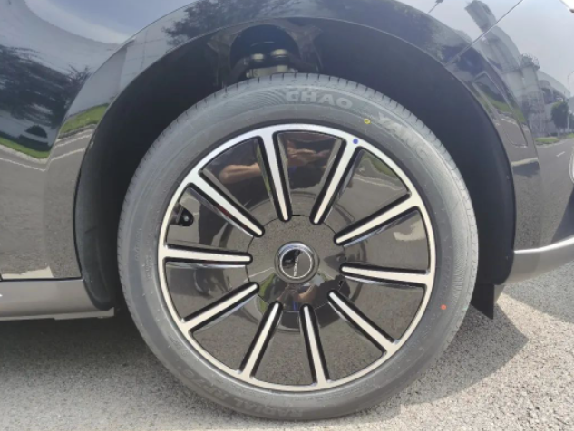 朝陽輪胎的RP76+系列是一款兼顧舒適、靜音和操控性的乘用車輪胎產(chǎn)品。在賽力斯的車型配套中，朝陽輪胎應(yīng)用了多項(xiàng)先進(jìn)技術(shù)，如BPOT輪廓優(yōu)化技術(shù)和ICT技術(shù)，改善了操穩(wěn)和制動(dòng)性能。此外，為滿足賽力斯SERES 5的高性能要求，朝陽輪胎還采用了Hybrid Formula超級混合動(dòng)力橡膠技術(shù)和Zuper Silent超級靜音技術(shù)，提升了輪胎的抓地力、低滾阻胎面膠配方設(shè)計(jì)和工藝，并顯著降低了輪胎噪音。