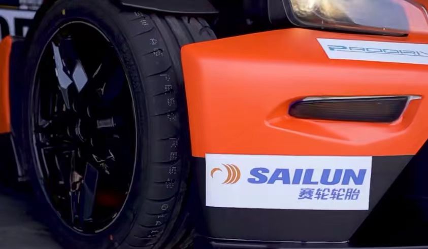 吉利銘泰集團全新賽事IP——MINTIMES GP銘泰大賽車旗下的KTM X-BOW CUP賽事如火如荼地開賽。作為官方指定輪胎，賽輪PD系列半熱熔輪胎為車手們的競速之旅提供了強大的動力，憑借超強的抓地力和極致的操控性，為現(xiàn)場觀眾奉獻了一場兼具速度與激情的視覺盛宴。