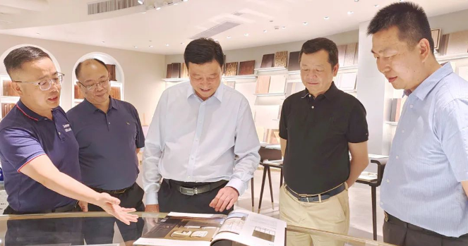 中國涂料工業(yè)協(xié)會會長劉普軍率領代表團于近日對宣偉-華潤涂料研發(fā)中心進行了考察訪問。宣偉熱情接待了劉普軍會長及其隨行人員，期間詳細介紹了宣偉-華潤涂料的發(fā)展情況。