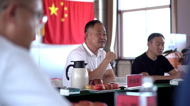 在會上，董事長孫全軍發(fā)表了重要講話。他指出，市場營銷工作是企業(yè)發(fā)展的關(guān)鍵，上半年銷售工作雖然取得了一定成績，但仍存在較大的提升空間。孫全軍強(qiáng)調(diào)，下半年各代理商應(yīng)以“咬定青山不放松”的精神狀態(tài)，努力實(shí)現(xiàn)在線纜銷售量的突破。