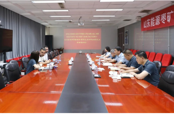 雙方進(jìn)行了座談會(huì)，宋二華董事長向英國客人介紹了豐源輪胎公司的發(fā)展?fàn)顩r、生產(chǎn)經(jīng)營情況以及項(xiàng)目建設(shè)和質(zhì)量提升等方面的情況。Hamid Ali也向公司反饋了他們在銷售中所遇到的困難和問題。雙方就遠(yuǎn)路輪胎的產(chǎn)能提升和銷售策略等問題進(jìn)行了深入探討。