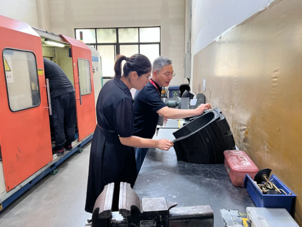 易瑞博科技(北京)有限公司(以下簡稱易瑞博科技)與濟寧齊魯檢測技術(shù)有限公司(以下簡稱齊魯檢測)近日進行了一次重要的參觀交流。雙方就實驗室檢測數(shù)據(jù)在有限元分析領(lǐng)域的應(yīng)用、橡膠疲勞仿真測試、疲勞性能測試以及動態(tài)機械性能等方面進行了深入探討。  