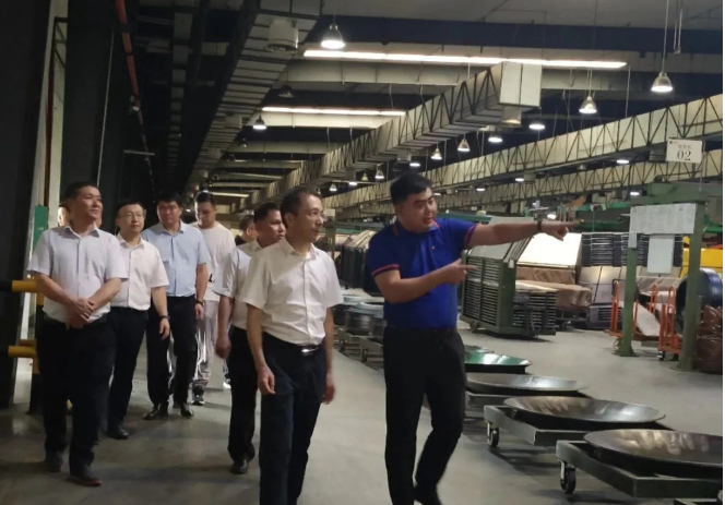 徐書(shū)記一行在丁盛副等高管的陪同下參觀(guān)了新桂輪公司的生產(chǎn)車(chē)間。領(lǐng)導(dǎo)們?cè)敿?xì)了解了各個(gè)車(chē)間的情況，以及公司整體的生產(chǎn)情況。