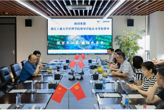 未來，雙箭股份表示將積極探索與高校之間的優(yōu)勢互補，推動校企合作的可持續(xù)發(fā)展。通過技術研討會和學術交流等活動，雙箭股份將助力高校提升人才與就業(yè)的匹配度，推進校企合作打造可持續(xù)溝通交流和協(xié)調創(chuàng)新機制的源動力，從而為地方經濟社會的高質量發(fā)展提供更多創(chuàng)新成果和人才服務。