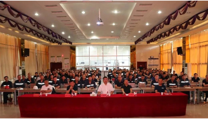 山西三強(qiáng)新能源科技有限公司于7月15日召開(kāi)了2023年上半年總結(jié)大會(huì)。會(huì)議上，董事長(zhǎng)牛海君、董事會(huì)成員劉鋼志、梁守萬(wàn)、武謙益以及生產(chǎn)總經(jīng)理牛積壽與各分公司班組長(zhǎng)、行政后勤人員齊聚一堂。