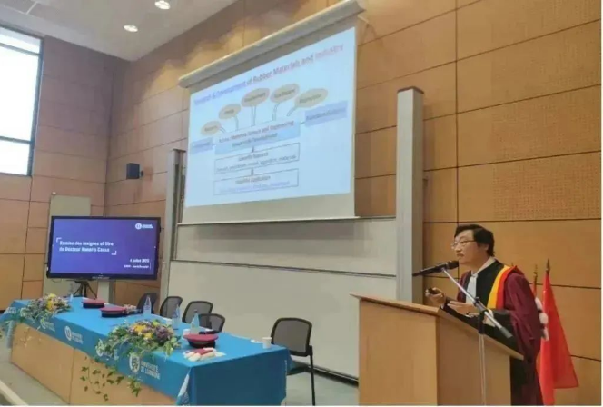 儀式結(jié)束后，張立群院士為與會(huì)師生做了學(xué)術(shù)報(bào)告，介紹了他在