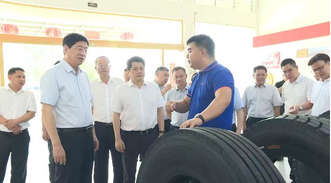 廣西自治區(qū)人大常委會副主任、桂林市委書記周家斌率自治區(qū)調(diào)研服務(wù)小組一行，于7月13日蒞臨廣西新桂輪橡膠有限公司(簡稱：新桂輪公司)進行考察調(diào)研。