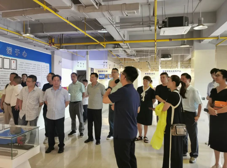 考察團(tuán)一行在雙虎涂料營銷總監(jiān)歐隆杰的帶領(lǐng)下參觀了雙虎涂料的展廳，并在質(zhì)量總監(jiān)李玉花的引領(lǐng)下參觀了智能制造車間和曝曬場等場地。