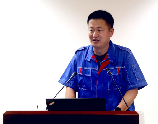 橡六公司黨委書記、總經(jīng)理蒲章國