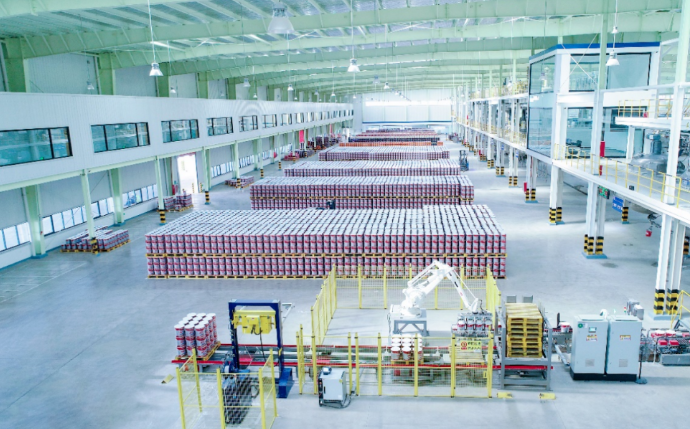 立邦涂料(河南)有限公司表示將持續(xù)推動數(shù)智化升級，并致力于推進綠色升級。實施綠色供應鏈管理是推動行業(yè)綠色升級的重要途徑之一，通過提升全鏈條的環(huán)境管理和資源效率，推動整個產(chǎn)業(yè)的低碳減排和綠色轉(zhuǎn)型。立邦將繼續(xù)秉持企業(yè)使命，踐行企業(yè)社會責任，穩(wěn)步布局低碳生產(chǎn)制造體系，并與上下游企業(yè)和消費者共同創(chuàng)造可持續(xù)的未來。