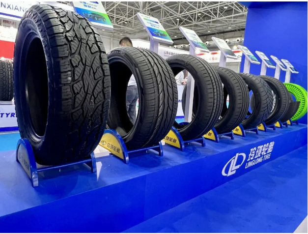 第20屆青島國際輪胎暨車輪展覽會于青島·世界博覽城國際展覽中心(西海岸新區(qū))盛大舉行，見證了中國輪胎行業(yè)二十年的發(fā)展歷程。這次展覽會匯集了來自輪胎及車輪相關(guān)產(chǎn)業(yè)的展商，展示了該行業(yè)在不斷深入上下游產(chǎn)業(yè)和覆蓋更多領(lǐng)域方面所取得的成就。