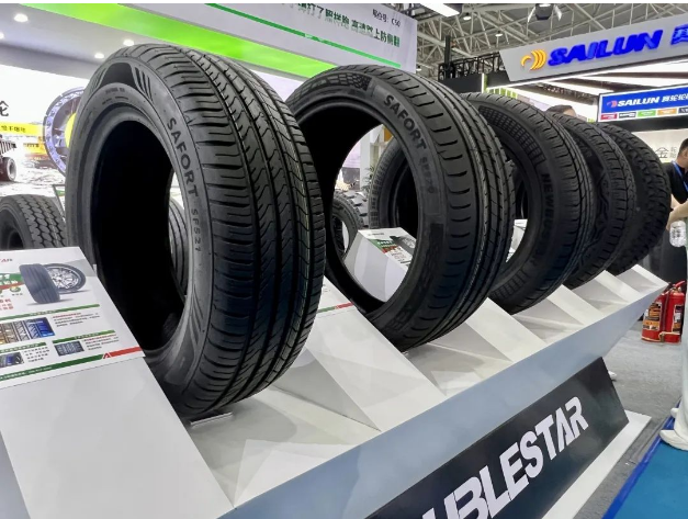 雙星輪胎在本次展會中引人注目，其推出的“全防爆”安全輪胎和“增力輪”黑科技產(chǎn)品備受關(guān)注。雙星的“全防爆”安全輪胎采用了創(chuàng)新的技術(shù)和特殊的花紋，比普通輪胎更安全且更舒適節(jié)油。而“增力輪”則是由鋼構(gòu)成的機械車輪，通過特殊的設(shè)計和技術(shù)，提升了車輛的舒適性、節(jié)能性和安全性。這兩款產(chǎn)品在展會上贏得了經(jīng)銷商和客戶的青睞。