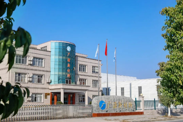 據(jù)了解，廣源新材料公司作為國內(nèi)母粒行業(yè)的創(chuàng)新引領(lǐng)者之一，專注于聚烯烴填充母粒、PVC電線電纜料、TPE彈性體等改性專用料的研發(fā)和生產(chǎn)。該公司掌握了粉體改性、塑料改性和終端應(yīng)用的全鏈條核心技術(shù)。