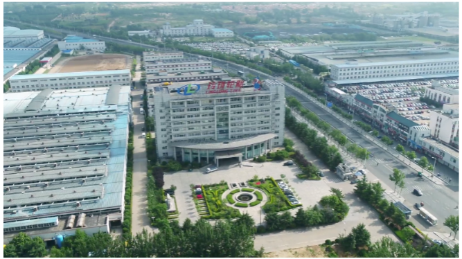 山東玲瓏輪胎股份有限公司回答投資者關(guān)于其塞爾維亞工廠產(chǎn)能的問題時表示，預(yù)計塞爾維亞工廠將于2024年實現(xiàn)卡車胎的設(shè)計產(chǎn)能，而乘用車胎的設(shè)計產(chǎn)能則預(yù)計在2025年實現(xiàn)。此外，特種輪胎也計劃在2025年進行一期投產(chǎn)。