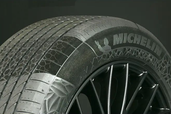 米其林公司以一款含45%可持續(xù)材料的輪胎榮獲“底盤、車身和外觀”領(lǐng)域的2023汽車創(chuàng)新獎(jiǎng)。該獎(jiǎng)項(xiàng)是由普華永道和德國(guó)汽車管理中心聯(lián)合頒發(fā)的，旨在表彰在汽車工程領(lǐng)域取得尖端創(chuàng)新成果的企業(yè)。
