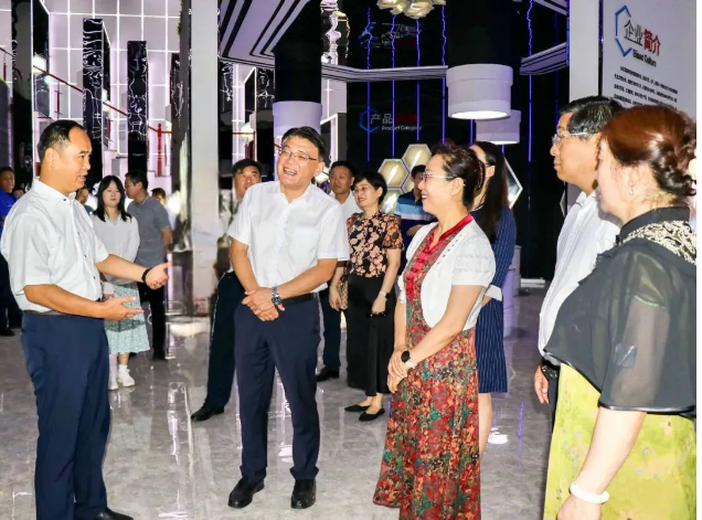 濟(jì)寧市政協(xié)副主席、市工商聯(lián)主席李敬一行于7月19日到訪山東濱澳電線電纜有限公司，對(duì)企業(yè)的發(fā)展和創(chuàng)新工作進(jìn)行了調(diào)研指導(dǎo)。此次調(diào)研活動(dòng)得到了濱州市政協(xié)副主席侯學(xué)峰、市政協(xié)黨組成員甄恩如以及園區(qū)領(lǐng)導(dǎo)的陪同。