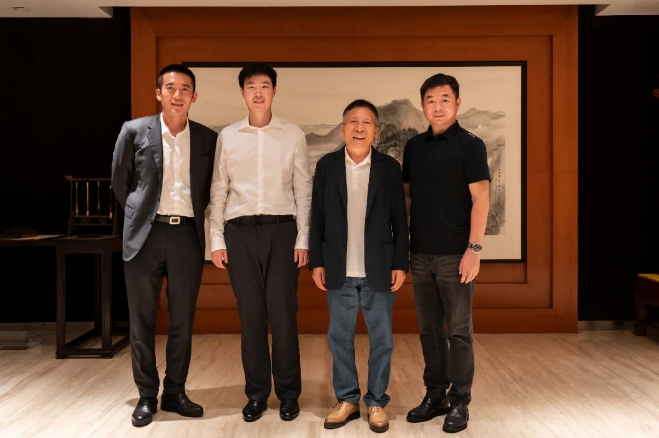 江蘇興達鋼簾線有限公司副總經(jīng)理劉濤攜杭友明一行蒞臨華勤集團進行考察交流。華勤集團黨委書記牛宜順與總經(jīng)理牛飛熱情接待了這次重要的訪問。