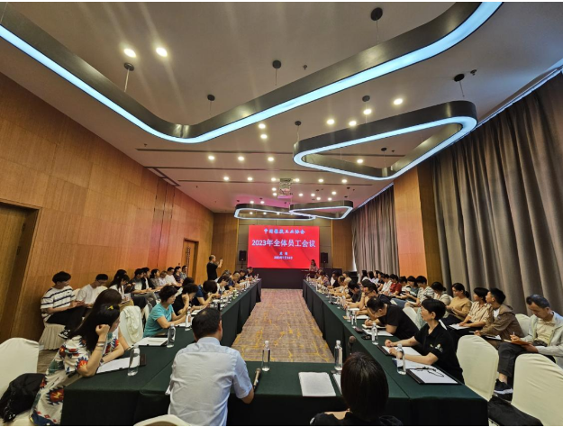 雷昌純主持了7月14日召開的全體員工會(huì)議，隨后乳膠分會(huì)秘書長(zhǎng)凃燕玲、橡膠制品分會(huì)秘書長(zhǎng)宋巖、膠鞋分會(huì)秘書長(zhǎng)王剛、骨架材料專業(yè)委員會(huì)秘書長(zhǎng)于濤，分別進(jìn)行了交流發(fā)言。