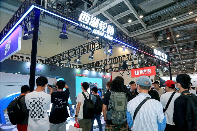 除了傳統(tǒng)汽車領域的產品，朝陽、西湖旗下的1號EV PRO也在展會首次展出，作為面向高端新能源市場推出的旗艦系列輪胎，1號EV PRO集結科技智慧，重新定義性能高度，外形出眾，性能非凡，實力圈粉展會現(xiàn)場觀眾。