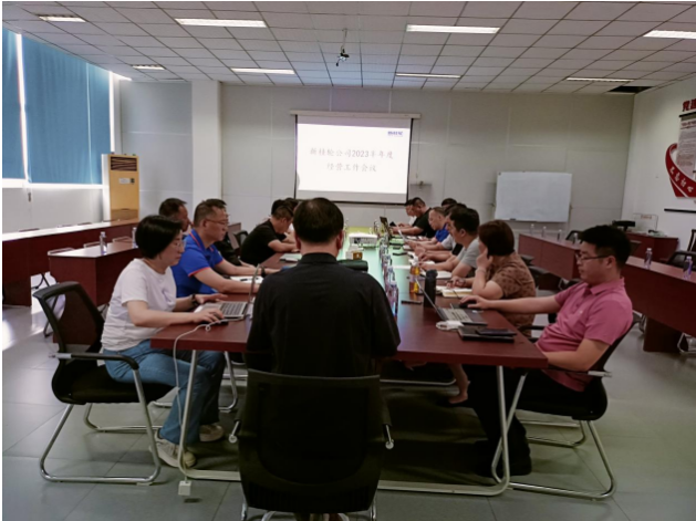 廣西新桂輪橡膠有限公司召開了2023年中總結(jié)會，聽取了各部門上半年的工作情況總結(jié)與下半年的工作計劃。會議充滿信心地明確了公司下半年及未來幾年的工作目標(biāo)和方向。