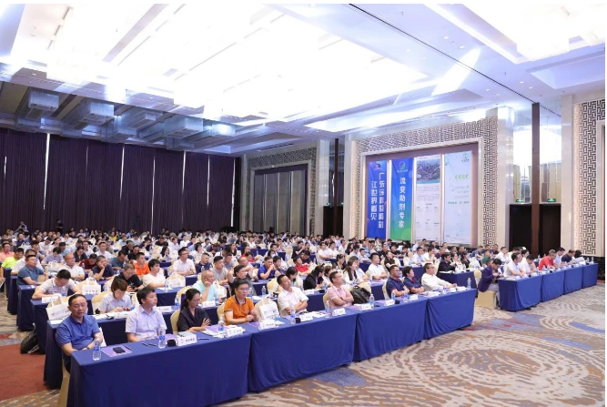 7月27日在廣東江門鶴山福朋喜來登酒店，廣東涂料行業(yè)協(xié)會舉辦了“數(shù)字化轉(zhuǎn)型發(fā)展峰會”。此次峰會由廣東省涂料行業(yè)數(shù)字化產(chǎn)業(yè)聯(lián)盟承辦，廣東迪愛生彤德樹脂有限公司冠名，巴德富、廣東政和、廣東凱聯(lián)網(wǎng)絡(luò)、韶關(guān)合眾化工、科迪新材、彩譜科技等企業(yè)共同協(xié)辦。