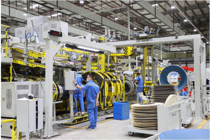 通用橡膠泰國(guó)有限公司注重本土化管理，通過融合中泰員工的智慧與經(jīng)驗(yàn)，建立了緊密的團(tuán)隊(duì)合作關(guān)系。目前，該工廠約有1600名員工，其中90%是泰籍員工，部分泰籍員工甚至已經(jīng)在企業(yè)的管理層扮演著重要角色。