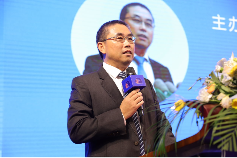 陳冰會(huì)長強(qiáng)調(diào)，廣東涂料行業(yè)協(xié)會(huì)將堅(jiān)持創(chuàng)新驅(qū)動(dòng)涂料產(chǎn)業(yè)高質(zhì)量發(fā)展，加快先進(jìn)材料戰(zhàn)略性支柱產(chǎn)業(yè)集群建設(shè)，推動(dòng)數(shù)字化轉(zhuǎn)型，實(shí)施質(zhì)量品牌戰(zhàn)略，并深化綠色供應(yīng)鏈安全發(fā)展意識(shí)。他希望各位理事、會(huì)員企業(yè)代表共同執(zhí)行“高質(zhì)量發(fā)展”的道路，這不僅是中國經(jīng)濟(jì)發(fā)展的國家戰(zhàn)略，也是廣東涂料產(chǎn)業(yè)繼續(xù)引領(lǐng)的共識(shí)，更是產(chǎn)業(yè)上下游共創(chuàng)美好新藍(lán)圖、一次難得的歷史機(jī)遇。