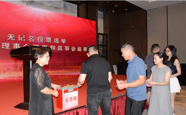 在第二階段的商會四屆一次理事會、監(jiān)事會會議中，代表們進(jìn)一步審議通過了第四屆理事會、監(jiān)事會選舉辦法，其中包括選舉產(chǎn)生第四屆理事會會長單位、副會長單位、理事單位以及監(jiān)事長和秘書長名單。投票結(jié)果由大會總監(jiān)票人宣布。