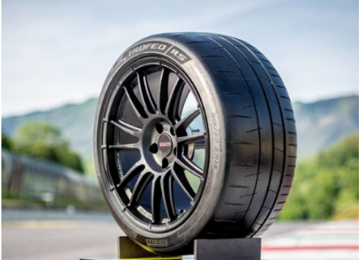 鑒于外部環(huán)境的不確定性，倍耐力對(duì)2023年全年收入做出了調(diào)整。預(yù)計(jì)全年收入將在65億歐元至67億歐元之間，折合約為511.93億元至527.68億元人民幣。與此同時(shí)，倍耐力確認(rèn)2023年的投資額約為4億歐元，折合約為31.5億元人民幣。