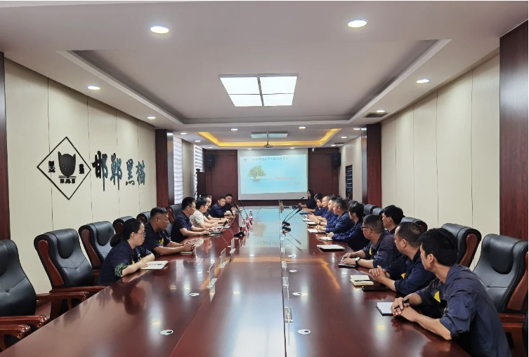 近日，邯鄲黑貓公司迎來了一批特殊的客戶代表，他們是來自中策橡膠集團股份有限公司的評審團。此次現(xiàn)場審核旨在對邯鄲黑貓公司的生產(chǎn)流程和管理體系進行全面審查。