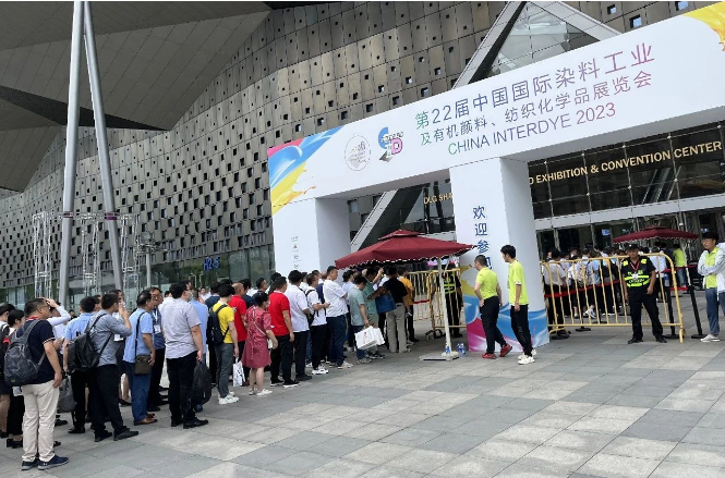 第22屆中國(guó)國(guó)際染料工業(yè)及有機(jī)顏料、紡織化學(xué)品展覽會(huì)在上海世博展覽館圓滿落幕。本屆展會(huì)吸引了來(lái)自全球15個(gè)國(guó)家和地區(qū)的600余家企業(yè)報(bào)名參展，展出總面積高達(dá)50000平方米。展會(huì)中涵蓋了各類(lèi)先進(jìn)的環(huán)保型染料、有機(jī)顏料、助劑、中間體、儀器環(huán)保設(shè)備、配套服務(wù)等，為企業(yè)創(chuàng)造了新的機(jī)遇，拓展了新的市場(chǎng)。