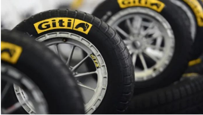 目前中國(guó)市場(chǎng)的輪胎需求有所改善，但要恢復(fù)到疫情前的巔峰水平，還需要一定時(shí)間。然而，他對(duì)中國(guó)市場(chǎng)持有信心，認(rèn)為中國(guó)擁有全球最好的道路設(shè)施，并且整車市場(chǎng)的發(fā)展前景也非常好。但隨著消費(fèi)者需求的演變，佳通輪胎必須及時(shí)應(yīng)對(duì)市場(chǎng)變化，以滿足客戶需求。