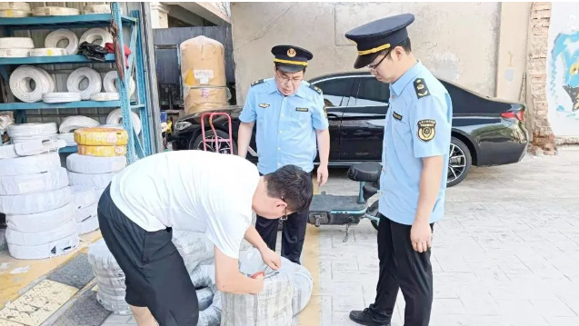 ，膠州市市場監(jiān)管局正在積極采取多項措施，旨在推動全市電線電纜行業(yè)的行風(fēng)建設(shè)和產(chǎn)品質(zhì)量的安全意識。針對此目標(biāo)，該局從壓緊壓實(shí)企業(yè)責(zé)任、加強(qiáng)監(jiān)督檢查、強(qiáng)化質(zhì)量控制、普法宣傳和綜合監(jiān)管等方面入手，全力推進(jìn)電線電纜行業(yè)的良性發(fā)展。