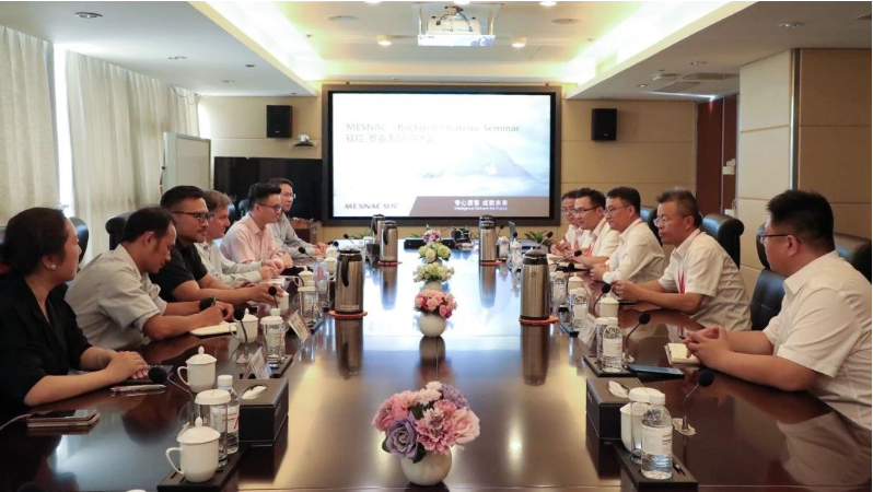 羅克韋爾自動化亞太區(qū)總裁Scott Wooldridge一行于7月27日到訪軟控，軟控董事長兼總裁官炳政親切接待了他們。