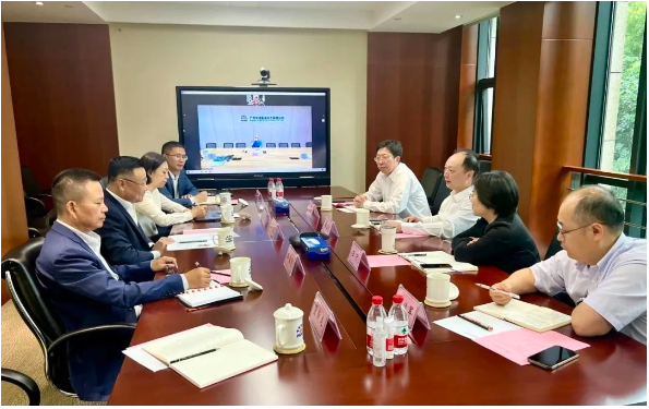 上海華誼集團股份有限公司與卡博特公司進行了高層會談。參會的卡博特公司執(zhí)行副總裁、高性能材料業(yè)務(wù)總裁、亞太區(qū)總裁朱戟率領(lǐng)團隊拜訪了華誼集團的黨委書記、董事長顧立立等相關(guān)領(lǐng)導(dǎo)。