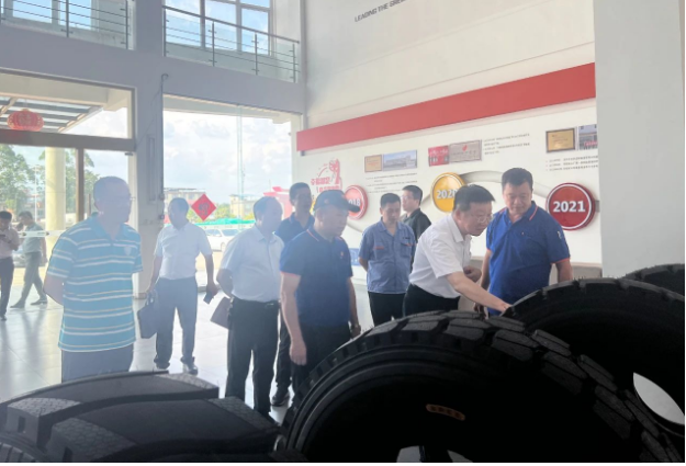 國(guó)家工信部領(lǐng)導(dǎo)蒞臨新桂輪橡膠有限公司 實(shí)地考察生產(chǎn)情況