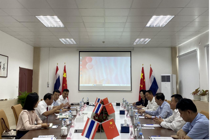 張超超書記強(qiáng)調(diào)，希望志億鋅業(yè)集團(tuán)能夠堅(jiān)持創(chuàng)新驅(qū)動發(fā)展戰(zhàn)略，勇于探索和引領(lǐng)創(chuàng)新發(fā)展，繼續(xù)發(fā)揚(yáng)企業(yè)家精神，實(shí)現(xiàn)企業(yè)的高質(zhì)量發(fā)展。他表示，企業(yè)要立足中國市場，同時(shí)關(guān)注國際市場動向和需求特點(diǎn)，不斷提升企業(yè)的競爭力和發(fā)展質(zhì)量，促進(jìn)國內(nèi)國際雙循環(huán)。